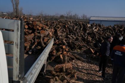 Lemne oferite de Arhiepiscopia Dunării de Jos pentru sinistraţii din judeţul Galaţi – fotografia 22