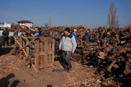 Lemne oferite de Arhiepiscopia Dunării de Jos pentru sinistraţii din judeţul Galaţi – fotografia 25