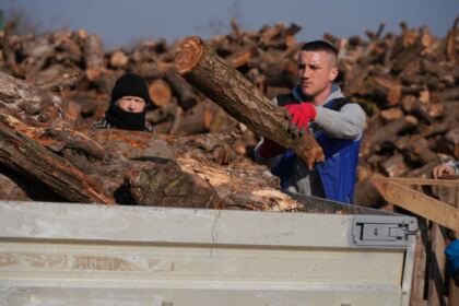 Lemne oferite de Arhiepiscopia Dunării de Jos pentru sinistraţii din judeţul Galaţi – fotografia 29