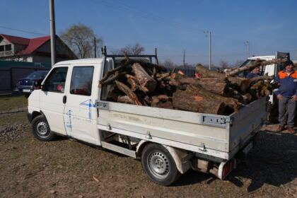 Lemne oferite de Arhiepiscopia Dunării de Jos pentru sinistraţii din judeţul Galaţi – fotografia 30