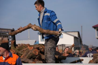 Lemne oferite de Arhiepiscopia Dunării de Jos pentru sinistraţii din judeţul Galaţi – fotografia 31