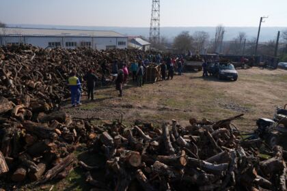 Lemne oferite de Arhiepiscopia Dunării de Jos pentru sinistraţii din judeţul Galaţi – fotografia 46