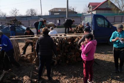 Lemne oferite de Arhiepiscopia Dunării de Jos pentru sinistraţii din judeţul Galaţi – fotografia 50