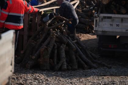 Lemne oferite de Arhiepiscopia Dunării de Jos pentru sinistraţii din judeţul Galaţi – fotografia 54