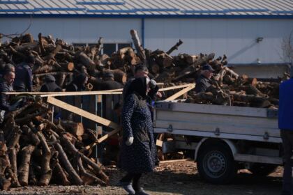 Lemne oferite de Arhiepiscopia Dunării de Jos pentru sinistraţii din judeţul Galaţi – fotografia 56