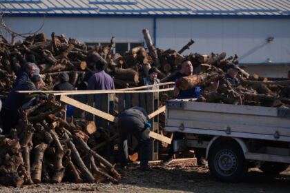 Lemne oferite de Arhiepiscopia Dunării de Jos pentru sinistraţii din judeţul Galaţi – fotografia 57