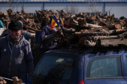 Lemne oferite de Arhiepiscopia Dunării de Jos pentru sinistraţii din judeţul Galaţi – fotografia 64