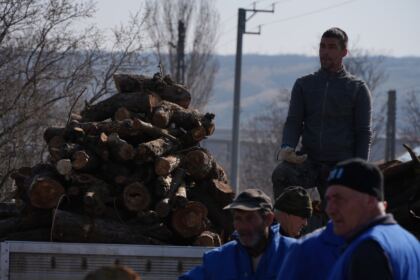 Lemne oferite de Arhiepiscopia Dunării de Jos pentru sinistraţii din judeţul Galaţi – fotografia 68