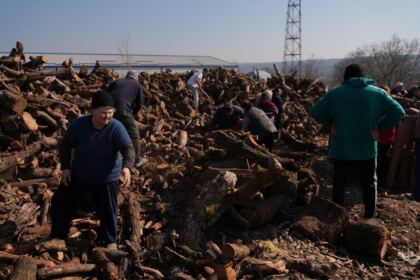 Lemne oferite de Arhiepiscopia Dunării de Jos pentru sinistraţii din judeţul Galaţi – fotografia 69