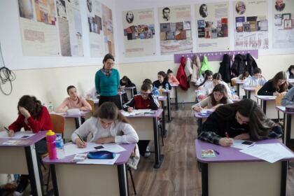 Olimpiada interdisciplinară „Cultură şi spiritualitate românească“ în Arhiepiscopia Dunării de Jos – fotografia 34