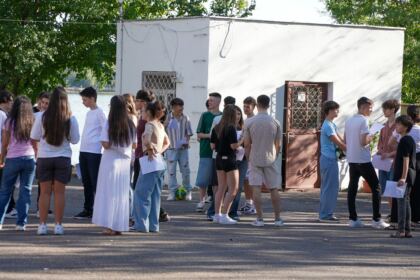 Activităţi cu tinerii la Aşezământul „Sf. M. Mc. Pantelimon” – Lacu Sărat – fotografia 42