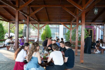 Activităţi cu tinerii la Aşezământul „Sf. M. Mc. Pantelimon” – Lacu Sărat – fotografia 68
