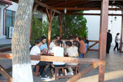 Activităţi cu tinerii la Aşezământul „Sf. M. Mc. Pantelimon” – Lacu Sărat – fotografia 70
