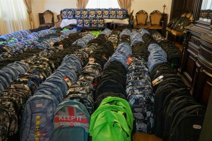 Arhiepiscopia Dunării de Jos continuă sprijinirea elevilor cu ghiozdane şi rechizite şcolare – fotografia 3