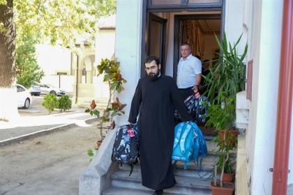 Arhiepiscopia Dunării de Jos continuă sprijinirea elevilor cu ghiozdane şi rechizite şcolare – fotografia 19