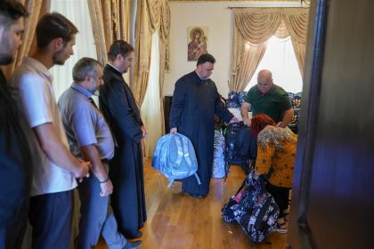 Arhiepiscopia Dunării de Jos continuă sprijinirea elevilor cu ghiozdane şi rechizite şcolare – fotografia 21