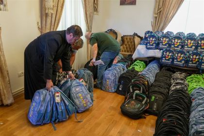Arhiepiscopia Dunării de Jos continuă sprijinirea elevilor cu ghiozdane şi rechizite şcolare – fotografia 22