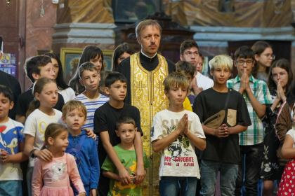 Arhiepiscopia Dunării de Jos continuă sprijinirea elevilor cu ghiozdane şi rechizite şcolare – fotografia 28