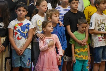 Arhiepiscopia Dunării de Jos continuă sprijinirea elevilor cu ghiozdane şi rechizite şcolare – fotografia 29