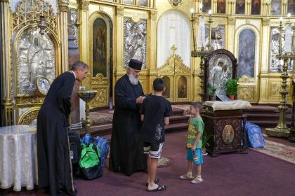 Arhiepiscopia Dunării de Jos continuă sprijinirea elevilor cu ghiozdane şi rechizite şcolare – fotografia 32