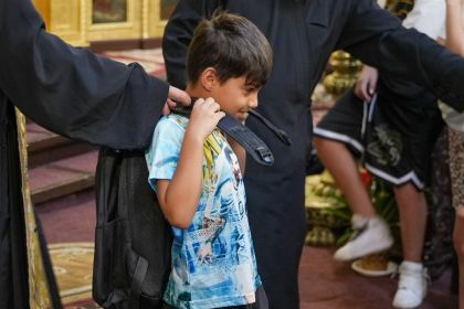 Arhiepiscopia Dunării de Jos continuă sprijinirea elevilor cu ghiozdane şi rechizite şcolare – fotografia 34