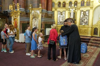Arhiepiscopia Dunării de Jos continuă sprijinirea elevilor cu ghiozdane şi rechizite şcolare – fotografia 37