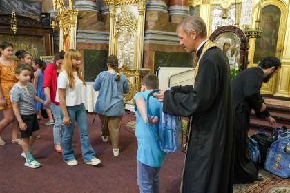 Arhiepiscopia Dunării de Jos continuă sprijinirea elevilor cu ghiozdane şi rechizite şcolare – fotografia 38