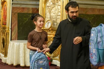 Arhiepiscopia Dunării de Jos continuă sprijinirea elevilor cu ghiozdane şi rechizite şcolare – fotografia 40