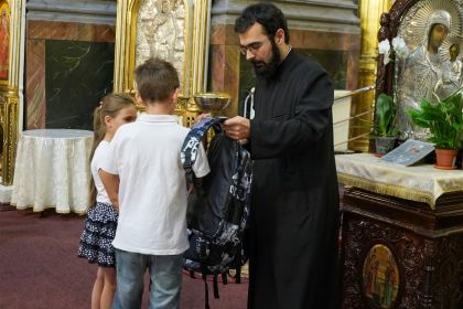 Arhiepiscopia Dunării de Jos continuă sprijinirea elevilor cu ghiozdane şi rechizite şcolare – fotografia 41