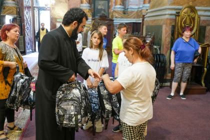 Arhiepiscopia Dunării de Jos continuă sprijinirea elevilor cu ghiozdane şi rechizite şcolare – fotografia 47
