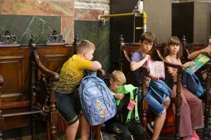 Arhiepiscopia Dunării de Jos continuă sprijinirea elevilor cu ghiozdane şi rechizite şcolare – fotografia 50
