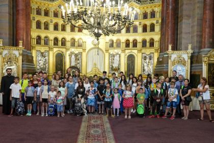Arhiepiscopia Dunării de Jos continuă sprijinirea elevilor cu ghiozdane şi rechizite şcolare – fotografia 53