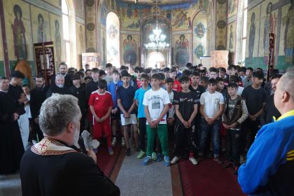 Ediţia a XI-a a Campionatului şcolar de fotbal „Tinereţe şi credinţă” – fotografia 4