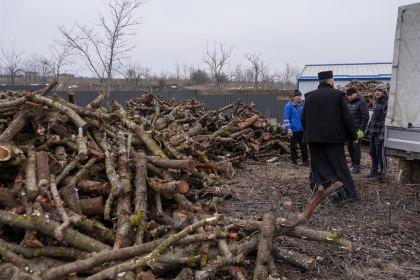 Lemne oferite familiilor nevoiaşe din judeţul Galaţi – fotografia 10