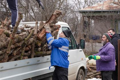 Lemne oferite familiilor nevoiaşe din judeţul Galaţi – fotografia 18