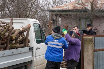 Lemne oferite familiilor nevoiaşe din judeţul Galaţi – fotografia 19
