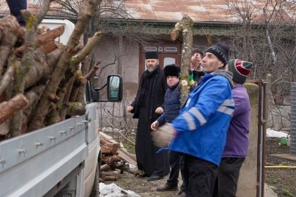 Lemne oferite familiilor nevoiaşe din judeţul Galaţi – fotografia 21
