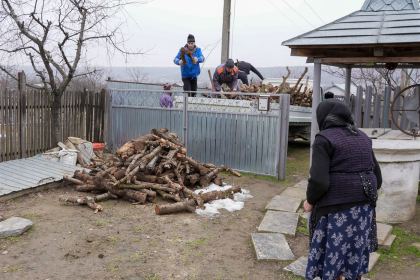Lemne oferite familiilor nevoiaşe din judeţul Galaţi – fotografia 27