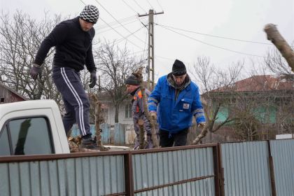Lemne oferite familiilor nevoiaşe din judeţul Galaţi – fotografia 33