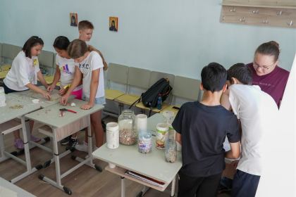 „Semințe de lumină pentru suflet și minte“: Școală de vară pentru 50 de elevi din Galați, la Seminarul Teologic Ortodox – fotografia 25