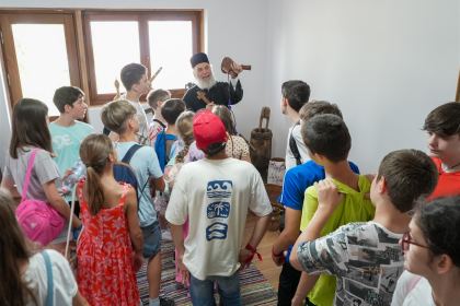 „Semințe de lumină pentru suflet și minte“: Școală de vară pentru 50 de elevi din Galați, la Seminarul Teologic Ortodox – fotografia 70
