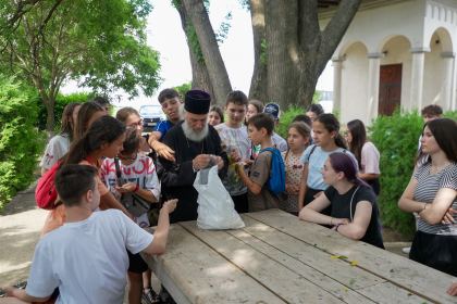 „Semințe de lumină pentru suflet și minte“: Școală de vară pentru 50 de elevi din Galați, la Seminarul Teologic Ortodox – fotografia 71