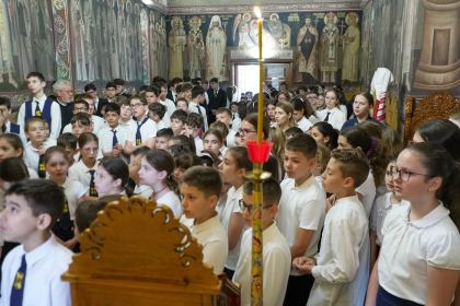 Rugăciune şi binecuvântare la sfârşit de an şcolar pentru clasele primare de la Seminarul Teologic „Sfântul Andrei“ din Galaţi – fotografia 6
