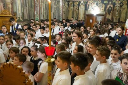 Rugăciune şi binecuvântare la sfârşit de an şcolar pentru clasele primare de la Seminarul Teologic „Sfântul Andrei“ din Galaţi – fotografia 12