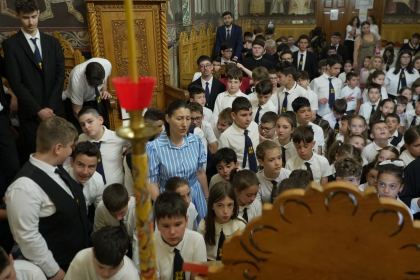 Rugăciune şi binecuvântare la sfârşit de an şcolar pentru clasele primare de la Seminarul Teologic „Sfântul Andrei“ din Galaţi – fotografia 23