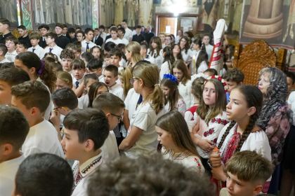 Rugăciune şi binecuvântare la sfârşit de an şcolar pentru clasele primare de la Seminarul Teologic „Sfântul Andrei“ din Galaţi – fotografia 28