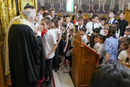 Rugăciune şi binecuvântare la sfârşit de an şcolar pentru clasele primare de la Seminarul Teologic „Sfântul Andrei“ din Galaţi – fotografia 31