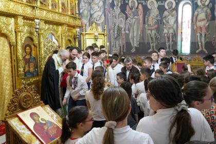 Rugăciune şi binecuvântare la sfârşit de an şcolar pentru clasele primare de la Seminarul Teologic „Sfântul Andrei“ din Galaţi – fotografia 35