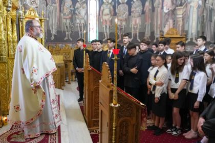 Rugăciune şi binecuvântare la sfârşit de an şcolar pentru clasele primare de la Seminarul Teologic „Sfântul Andrei“ din Galaţi – fotografia 37