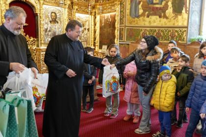 Programul social-filantropic „Ne înnoim de Sfintele Paşti“ în Arhiepiscopia Dunării de Jos – fotografia 14